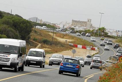 Coches circulando ayer en la Me-1, donde el tráfico fue incesante durante todo el día. l