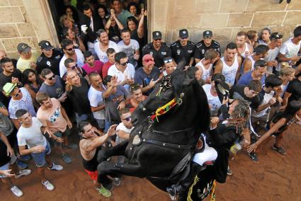 No només els cavalls, també el públic botava en l’entrada dels caixers a Sa Plaça, un dels moments més emocionants de les festes