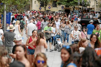 Los turistas llenan las calles del centro de Palma.