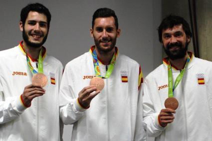 Llull, junto a los mallorquines Abrines y Rudy, exhibiendo el bronce logrado en Río