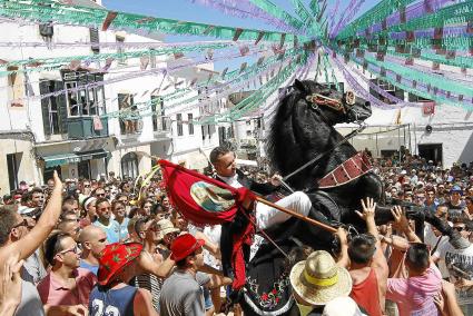 El caixer sobreposat Oscar Salas demostrava la gran il·lusió de portar la bandera entregant-se al públic durant el jaleo