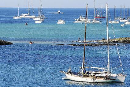 Menorca Mao Playa Es Grau Illa den Colom yates bañistas