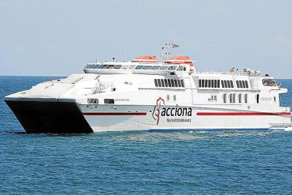 Dos meses y medio. El fast ferry «Alcántara Dos» operará en Son Blanc hasta el 1 de octubre, realizando dos conexiones diarias c