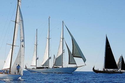 Jornada de este jueves, primera de competición, en el campo de regatas del puerto de Maó