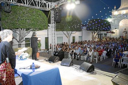 Margarita Ballester i Figueres durant el seu discurs al pla de sa Creu, Sant Lluís