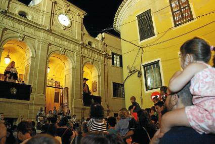 Protagonistes. Els gegants van ser ahir seguits per nombrosos fillets en el ja habitual acte de la davallada des dels Quarters d