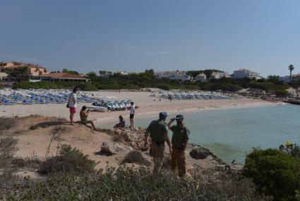 Imagen de la playa de Cala en Bosc debido a la prohibición al baño por el vertido del cable