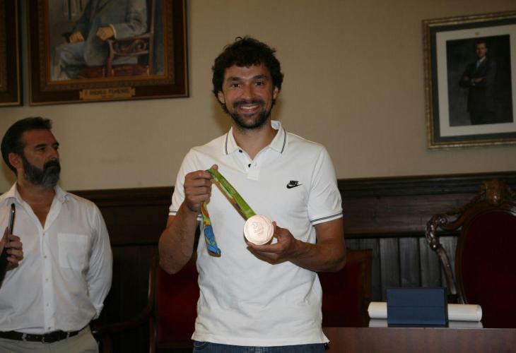 El jugador mostrando la medalla ganada en las olimpiadas de Río