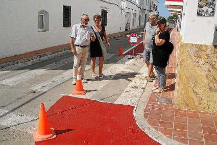 Remi Lora, la alcaldesa Montse Morlà, Joan Pons y Teresa Borrás inspeccionando los trabajos.