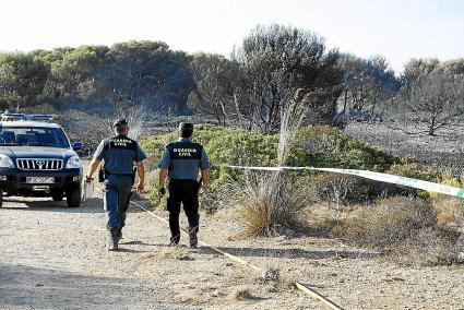 El capitán de la Benemérita, Roberto Tirado, al mando de 20 agentes, revisa la zona donde se originó el fuego.