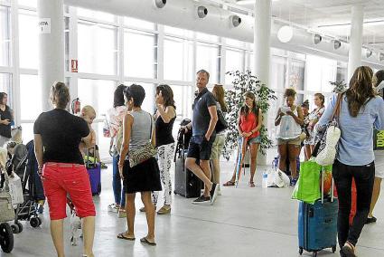 Ciutadella. puertos. puerto dique Son Blanc terminal pasajeros turistas -