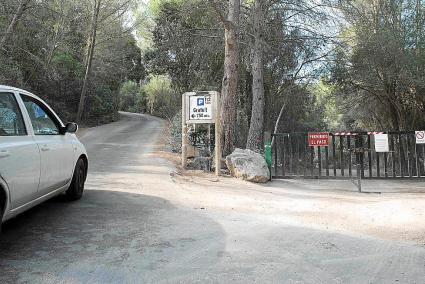 Los coches pasan de largo para dirigirse al aparcamiento público