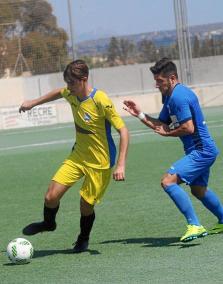 Un jugador del Ferriolense presiona a Biel en una acción del partido de ayer