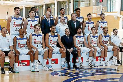 La plantilla del Real madrid, con los dos jugadores de Maó.