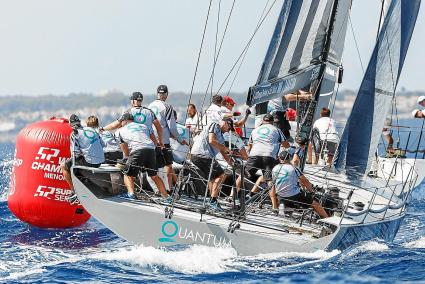 El primer líder de ayer en Maó, el ‘Quantum’, en plena regata de esta jornada 1.