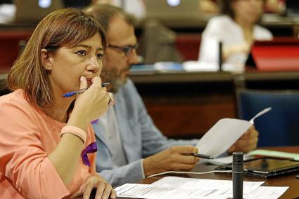 La presidenta del Govern, Francina Armengol, atenta a las intervenciones del resto de formaciones políticas.