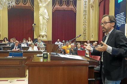 Josep Castells, durante una de sus intervenciones en el Parlament balear.