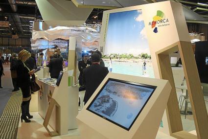 El estand de Balears en la feria de Fitur de 2014, con una imagen promocional de Menorca