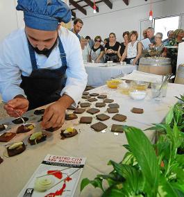 Un total de doce establecimientos se han sumado a la primera edición de esta feria, en la que algunos de los participantes hicie