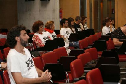 Los asistentes, con la camiseta puesta, entre el público