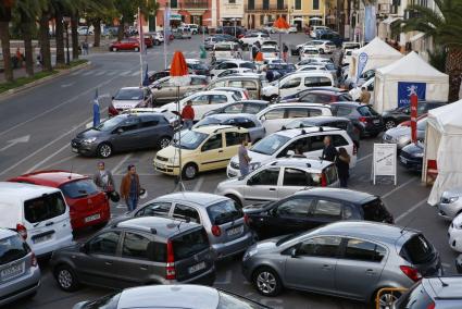 Los visitantes pudieron comprobar ayer con detalle la variada oferta de coches de ocasión que se está exhibiendo en Ciutadella