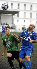 Migue y Basi disputan un balón