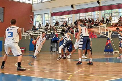 Isma Fernández bota el balón durante el partido de este domingo ante el Santfeliuenc