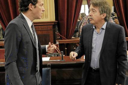 Pons charlando con Pericay (C’s), este martes en el Parlament