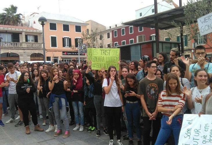 Los jóvenes se han manifestado frente al Ayuntamiento y la plaza Miranda.