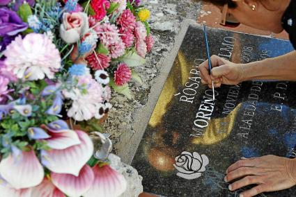 Centenares de personas acudieron ayer a los cementerios de la Isla con flores, plantas y velas y envolvieron de color los lugare