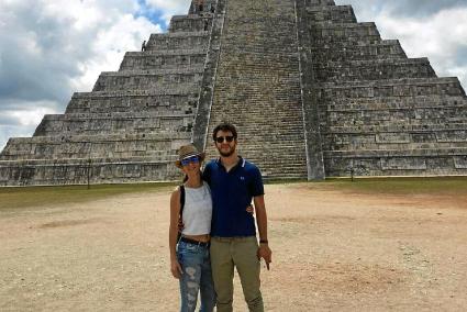 Gabriela y su novio, durante una escapada turística con una pirámide a sus espaldas