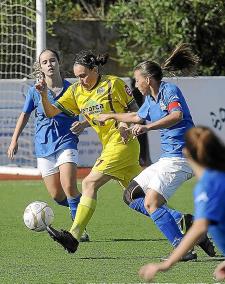 Mari avanza con el balón ante la oposición de una rival