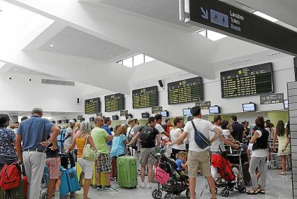 Pasajeros hacen cola para facturar en el Aeropuerto de Menorca