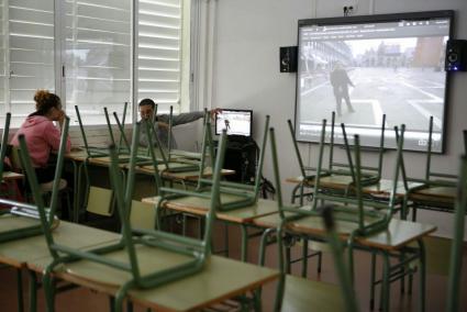 Un alumno y un profesor en un aula del IES Biel Martí de Ferreries, este jueves por la mañana