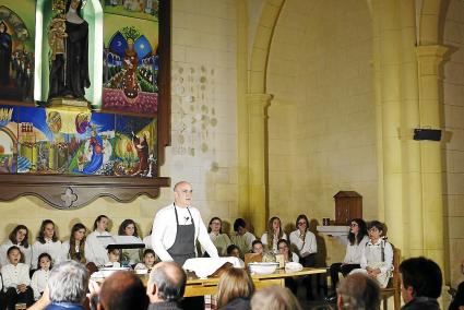 L’Escolania de Ciutadella va acompanyar l’acte gastronòmic de Tomeu Arbona a l’interior del Convent de Santa Clara