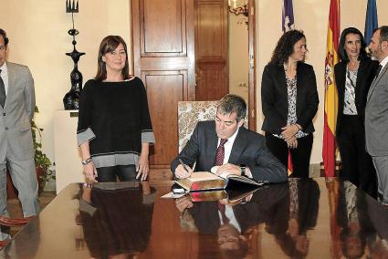 El presidente canario Fernando Clavijo firma el acuerdo ante Armengol y otros consellers