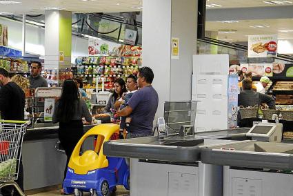 Clientes realizan la compra en domingo en un supermercado del polígono industrial de Maó