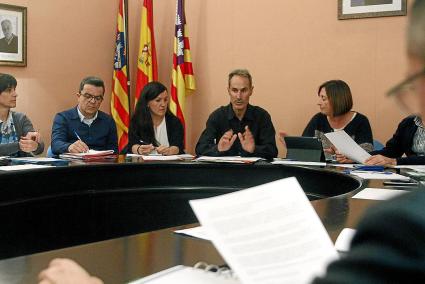 Menorca Es Mercadal reunion Maite Salord presidenta CIM y Javier Ares