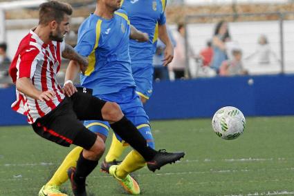 Izan, el único jugador del Mercadal que ha participado en todos los partidos, con Llonga, que ha marcado dos goles en esta liga