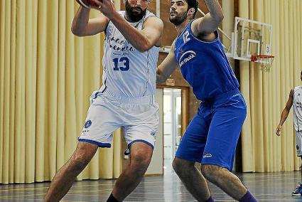 El pívot Jan Orfila, en el derbi balear, frente al Calvià