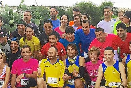 Algunos de los participantes en la jornada de cross, en la meta ubicada junto a las casas de Subaida.