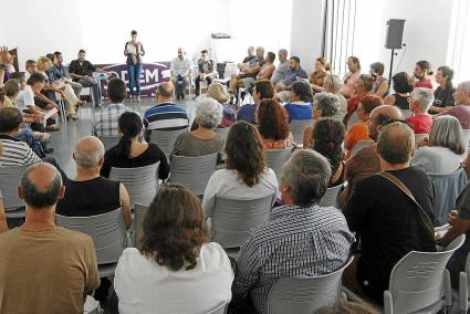 Una de las primeras asambleas ciudadanas de Podemos, celebrada en Es Mercadal en septiembre de 2014