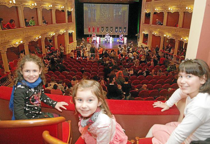 Ilusión. Los carteros reales despertaron la ilusión de los pequeños en un concurrido Teatre Principal de Maó