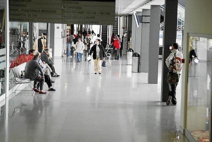 Más de 3.300 personas esperan por ir al especialista