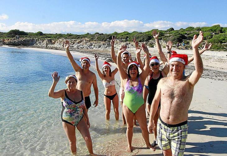 El grup de Joan Monjo s’ha tornat a capbussar, amb els seus capells del Pare Noel.