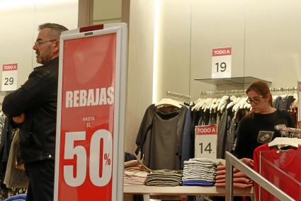 Adelantan las rebajas. Los comercios locales optan por bajar los precios hasta un 75 por ciento para animar las ventas antes del