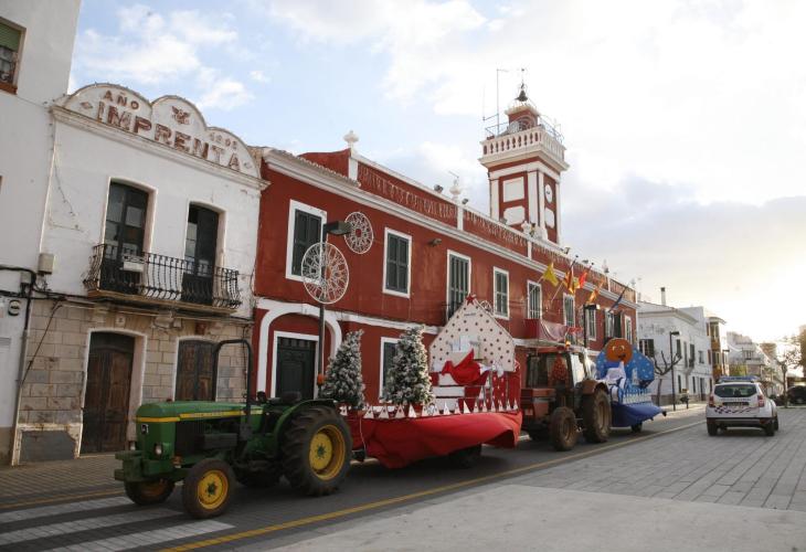 Aquest divendres els mags han desfilat per tot el poble des Castell lliurant els paquets