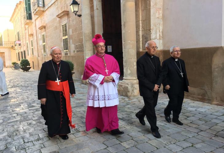 Monseñor Conesa se dirige desde Cal Bisbe a la Catedral de Ciutadella