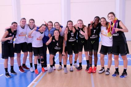 Éxito. Las integrantes del combinado balear cadete femenino posan sobre el parquet del pabellón onubense tras certificar su vict