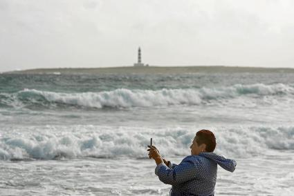 Una persona retrata el temporal marítimo que azotó la Isla la semana pasada